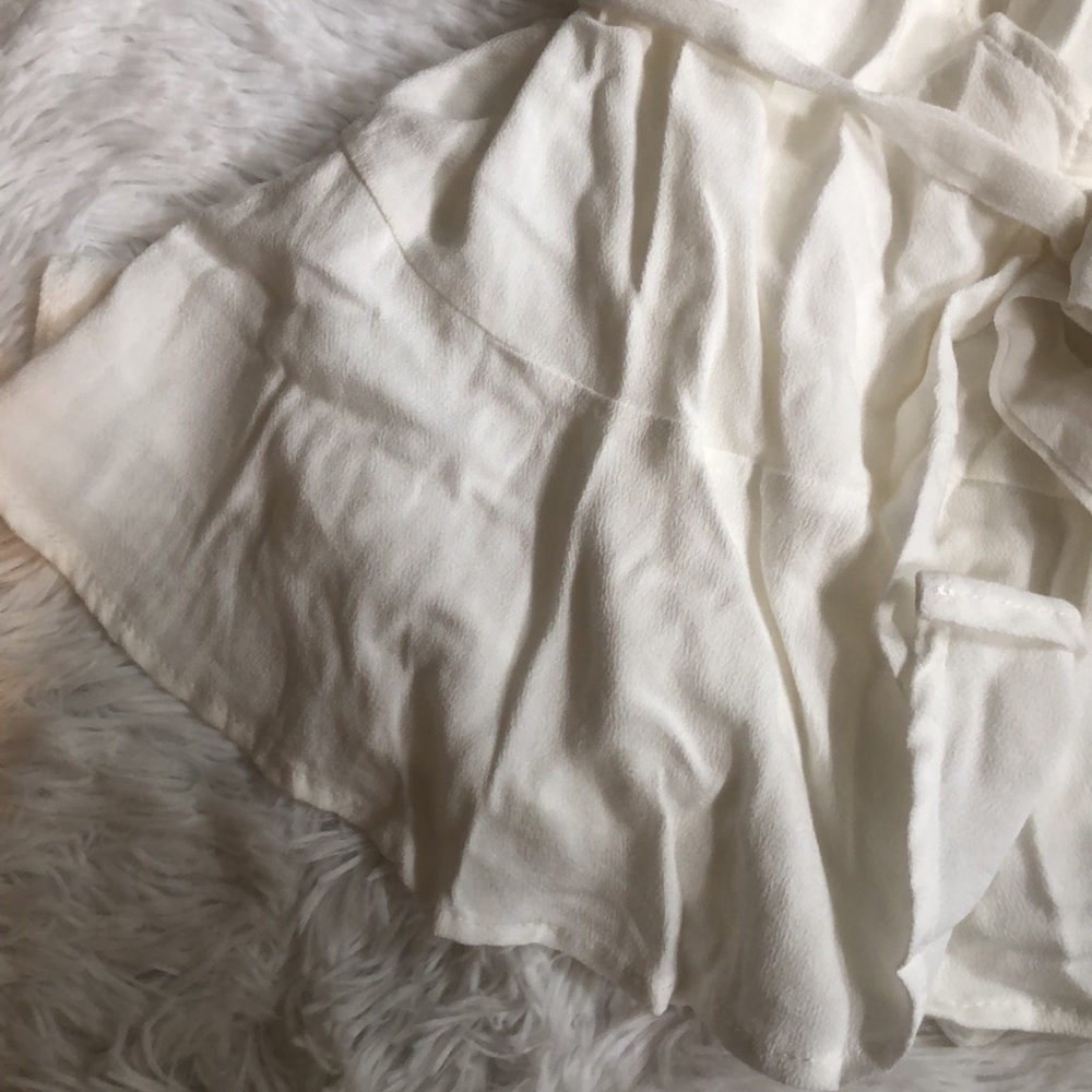 Lulu’s NWT white bell sleeve wrap top 🔥 - Picture 5 of 8